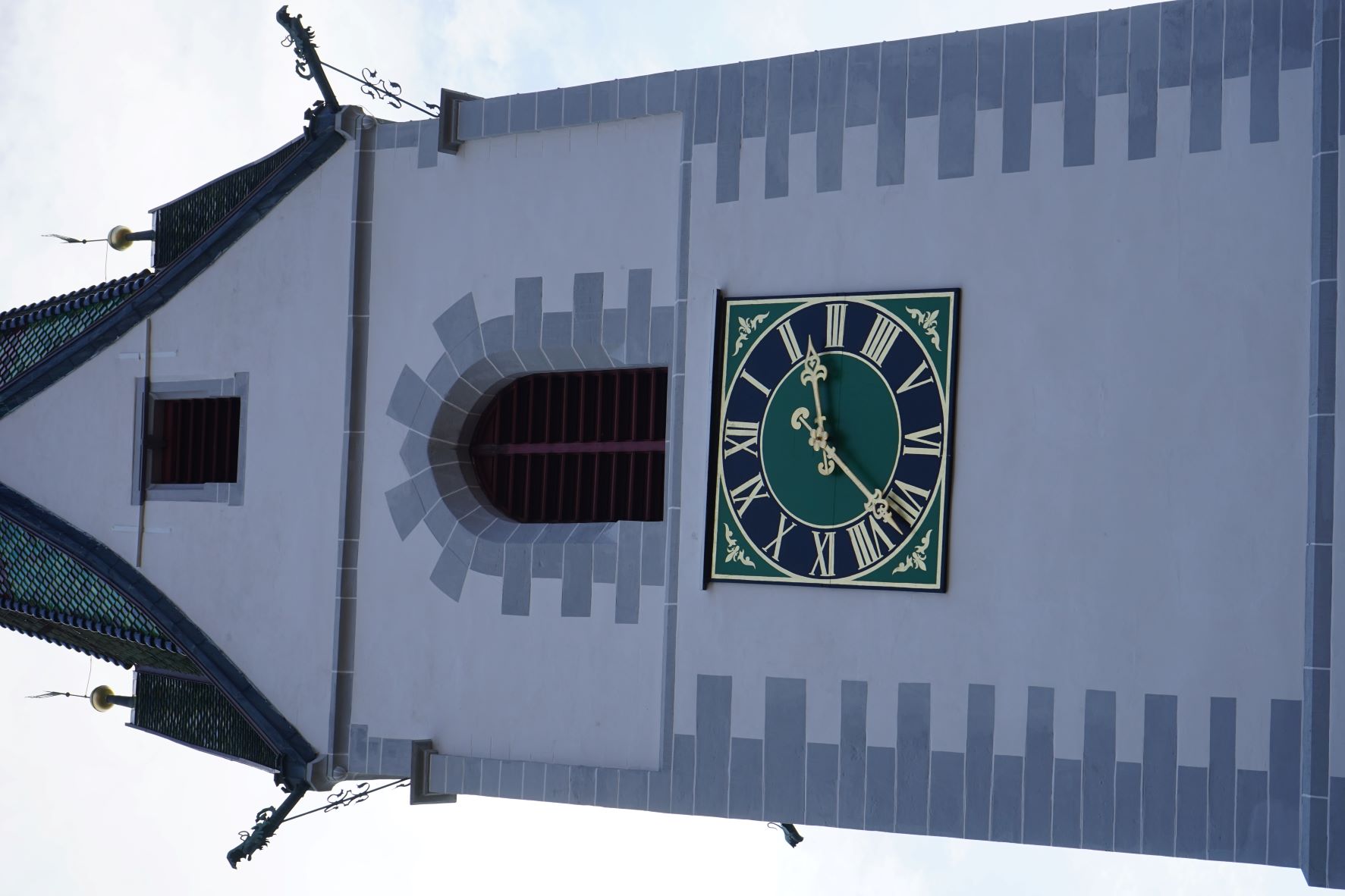 Uhr und Fassade