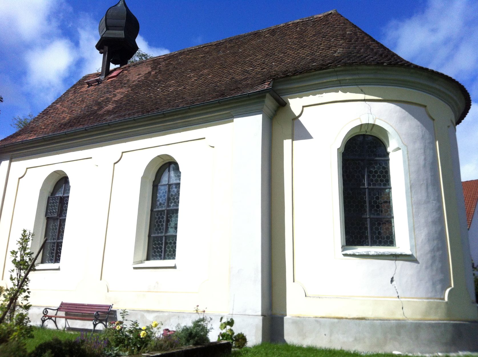 Kappel hinter Fassadenseite