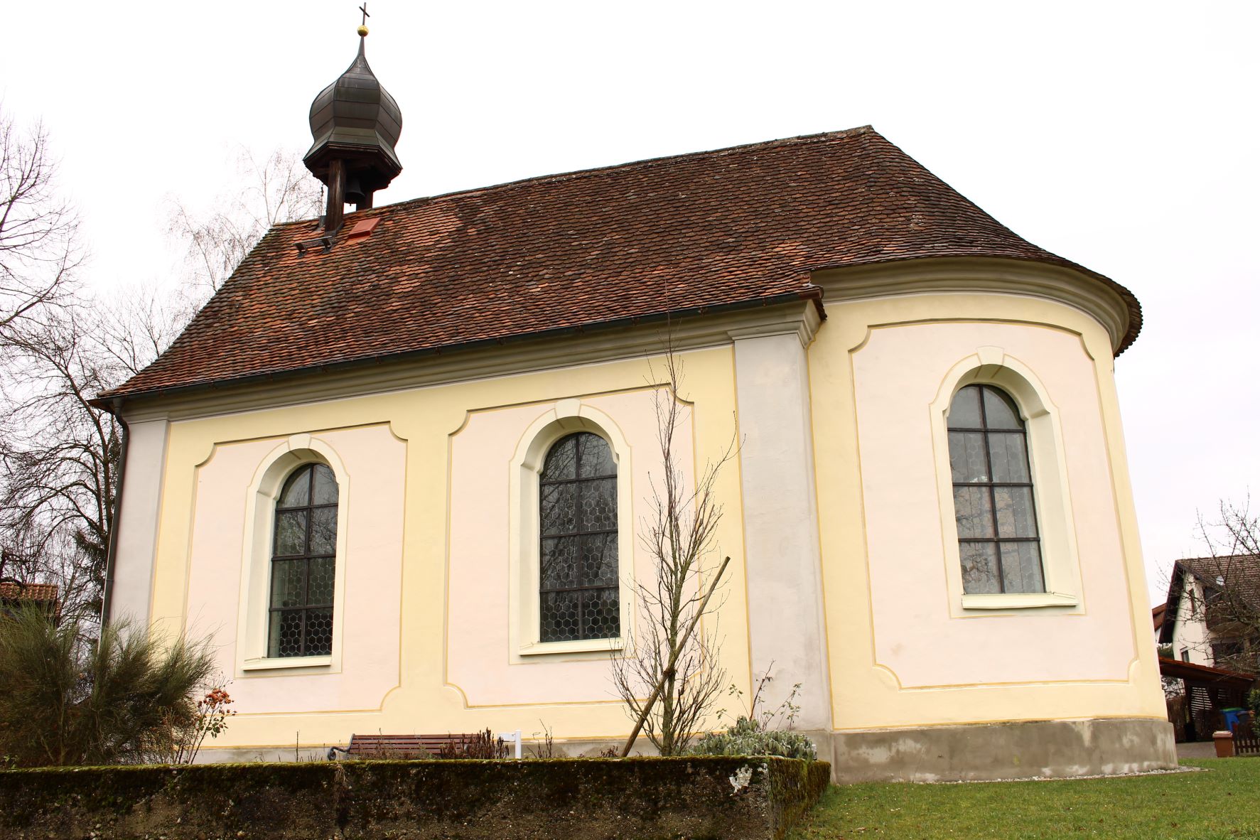 Kappel hinter Fassadenseite